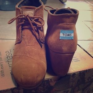 TOMS Desert Wedge in Chestnut Suede